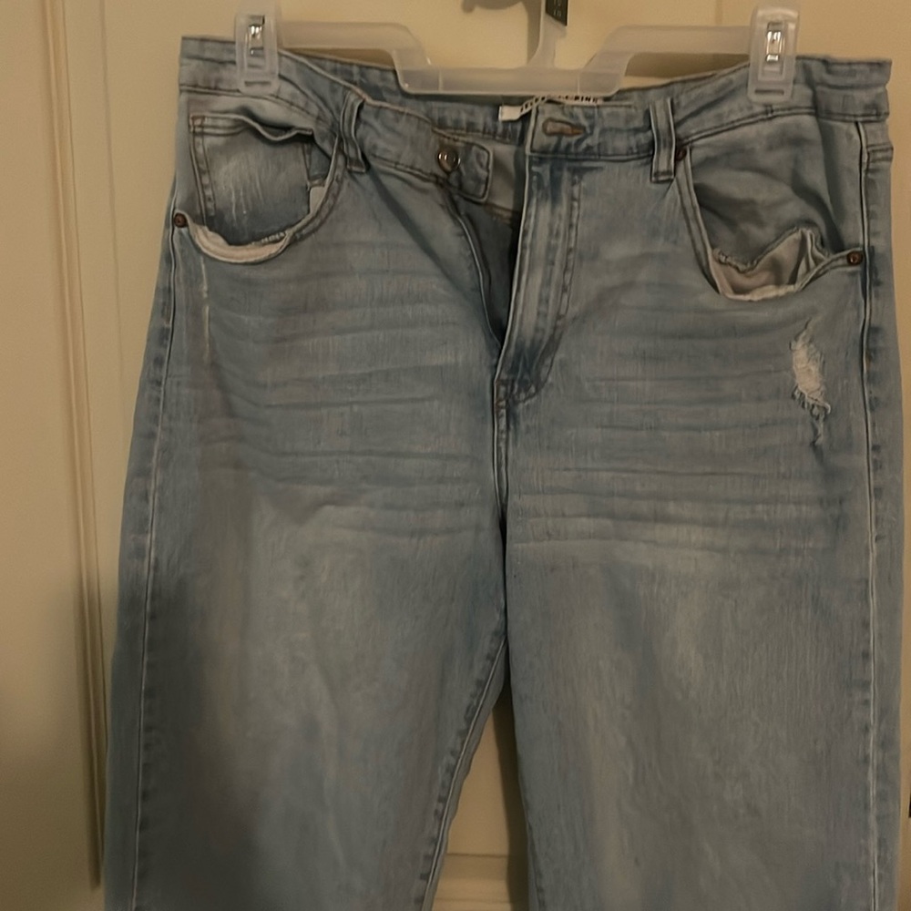 Wide legged frayed crop jeans